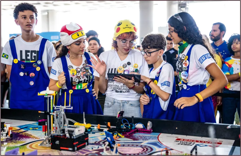 Alunos de na competição de robótica 