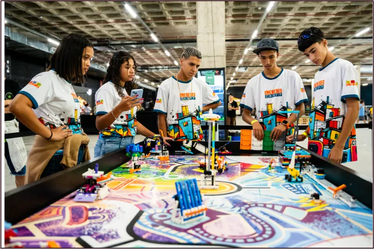 Alunos de na competição de robótica 