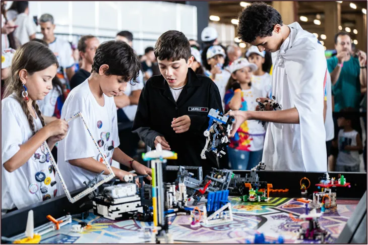 Alunos de na competição de robótica 