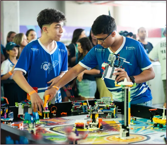 Alunos de na competição de robótica 